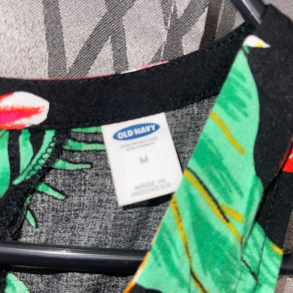 Medium Tank top blouse. Old Navy - Picture 3 of 4